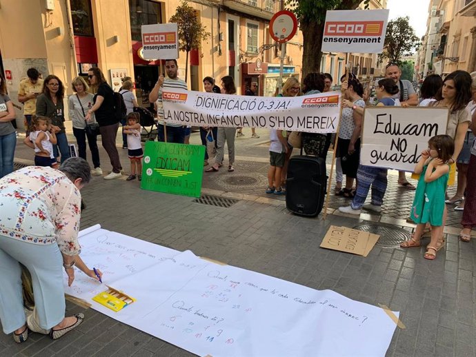 Cerca de 50 personas se concentran para reivindicar que el salario de los educadores infantiles llegue a los 1.000 euros
