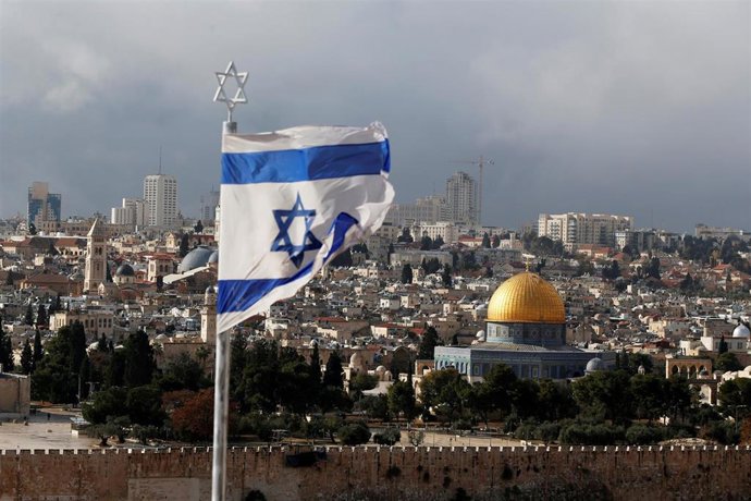Bandera de Israel con Jerusalén al fondo