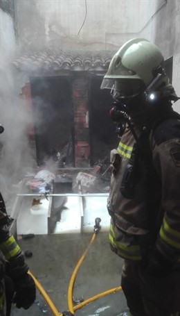 Sucesos.- Desalojado un edificio en Oviedo, tras un incendio en un depósito de gasóleo