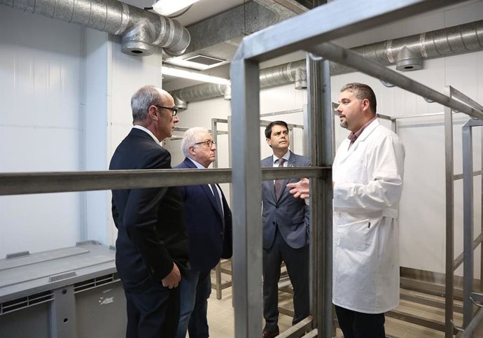 El presidente de la Diputación de Barcelona visita en la Llacuna el Espai Mallart