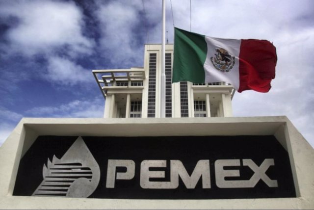 Fitch degrada a 'bono basura' el rating de Pemex