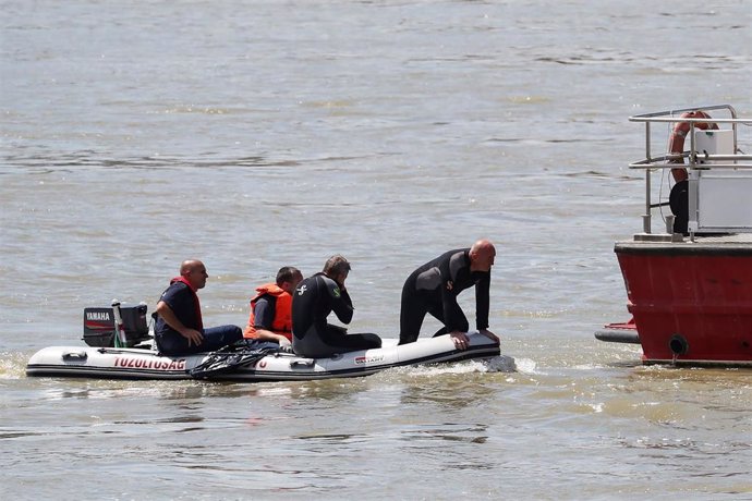 Hungría.- Localizado a 100 kilómetros de Budapest el cuerpo de una octava víctima del naufragio