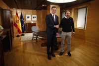 Sánchez e Iglesias inician su encuentro con un apretón de manos, pero sin intercambiar palabra