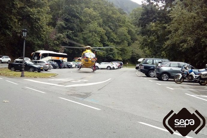 Dos heridos tras caer la moto en la que circulaban por un desnivel en Covadonga