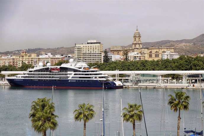 El nuevo buque 'Le Bougainville' inicia su viaje inaugural desde el puerto de Málaga