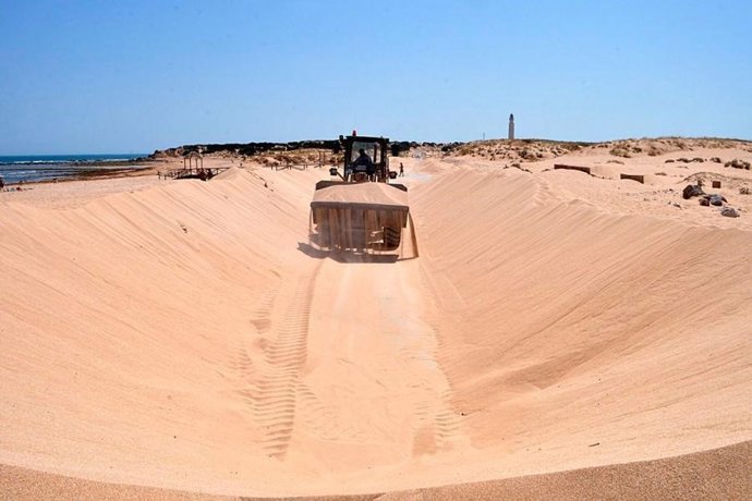 Cádiz.- Ayuntamiento de Barbate reitera a Costas la petición para retirar la arena del acceso a las playas de Trafalgar