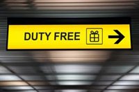 El Defensor del Pueblo insta a Aena a preservar la libertad del usuario a pasar por las 'duty free'