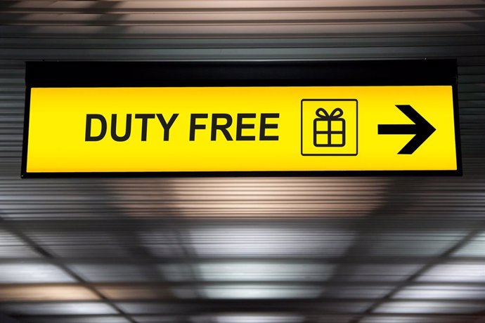 El Defensor del Pueblo insta a Aena a preservar la libertad del viajero para transitar o no por las 'duty free'