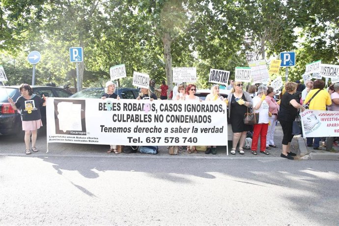 Concentración en la Audiencia Provincial de Madrid por el caso de bebés robados