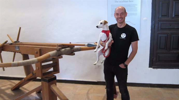 Pipper, el perro 'influencer', cierra en Toledo su ronda española de promoción del turismo con mascotas