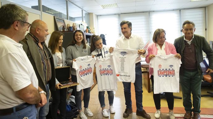 Mañanes señala al equipo del Sardinero Hockey Club como "ejemplo" de la pujanza del deporte femenino