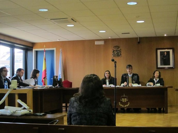 La acusada de apropiarse de 21.000 euros de un anciano en Vigo lo niega y dice que nunca vio un billete de 500