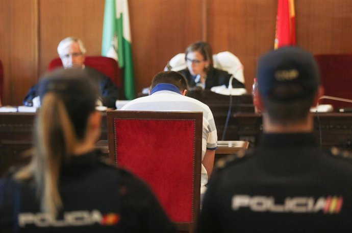 Sevilla.-Tribunales.- Acusado de matar a su madre y su hermana en Arahal dice que recuerda "imágenes borrosas" de gritos