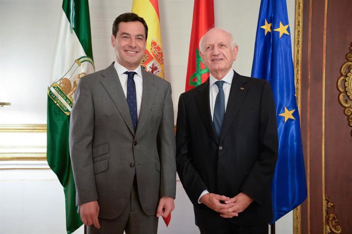 Juanma Moreno recibe en la Junta a André Azoulay, consejero de Mohamed VI