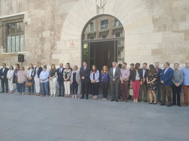 Instituciones se concentran por el crimen de Alboraia y piden "romper muros invisibles" que tapan la violencia machista