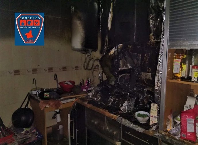 Sucesos.- Bomberos del CEIS extinguen incendio de vivienda en Alcantarilla