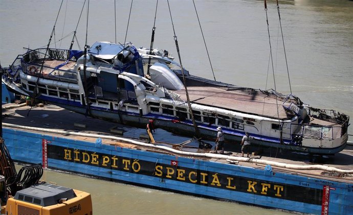 Hungría.- Reflotada la embarcación turística que se hundió en el Danubio con 35 personas a bordo