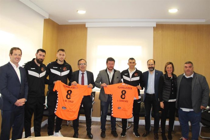 Torrelavega.- La Corporación felicita al Ford Alisauto BM Torrelavega tras la fase de ascenso