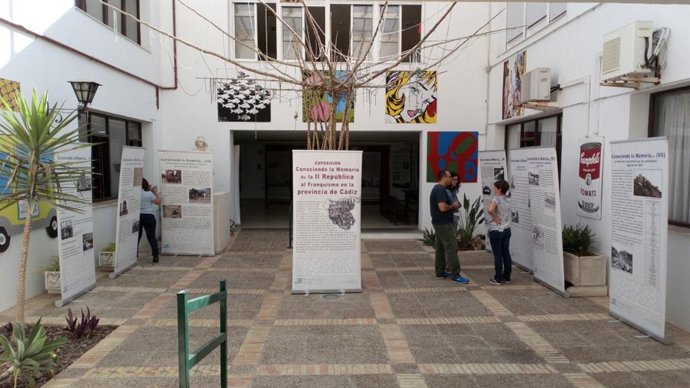 CádizAlDía.-Memoria.- La exposición 'Coniendo la Memoria' se muestra en el IES El Picacho de Sanlúcar