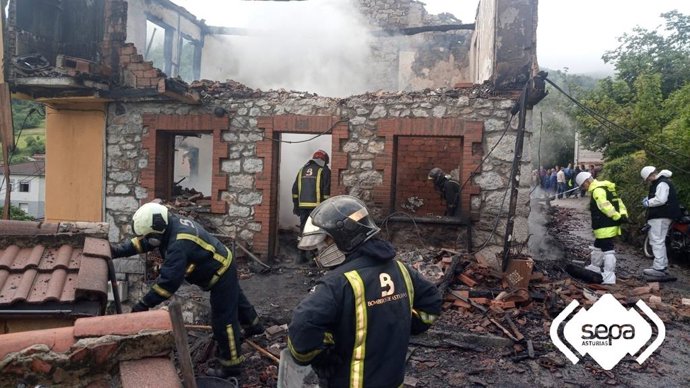 Sucesos.- Un hombre muere en Asturias en un incendio en Laviana (Asturias)