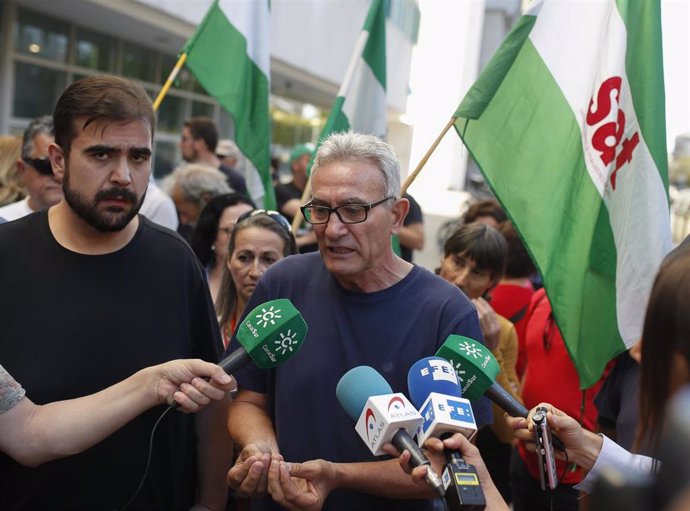 El portavoz nacional del SAT, Óscar Reina, junto a Diego Cañamero, asiste a la concentración por el juicio a los 35 sindicalistas del SAT