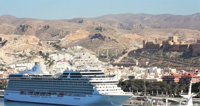 Almería.-Puertos.-Turismo.-Los turistas del crucero 'Riviera' visitan la capital y hacen escapadas por la provincia