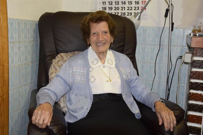 UNA VALENCIANA DE 107 AÑOS ES VOLUNTARIA DE CÁRITAS, VISITA A ENFERMOS Y RECOGE ROPA USADA PARA LOS POBRES