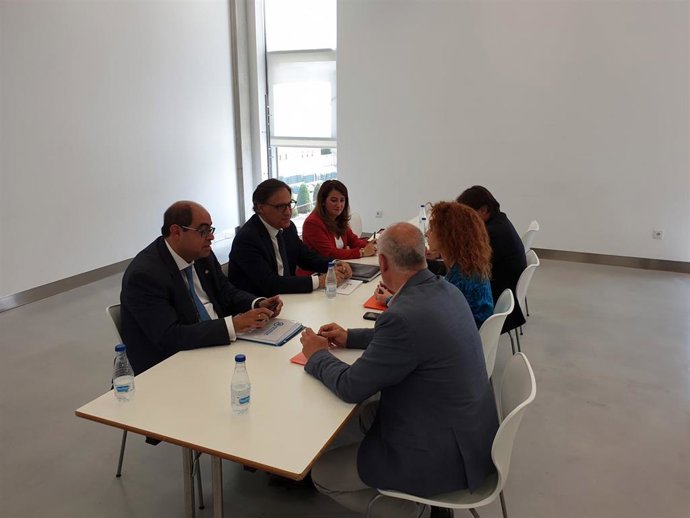 FOTO. FIRM:EP. Reunión de los equipos negociadores en el Ayuntamiento de Salamanca