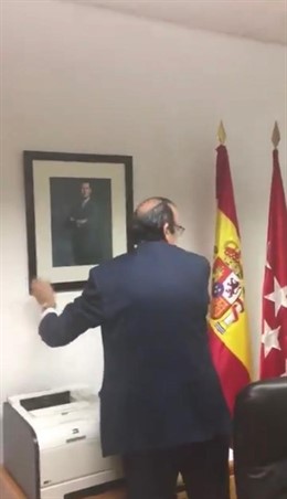 Vox hace su primer "acto" en la Asamblea: hereda un despacho de Podemos y cambia uno de sus cuadros por la foto del Rey