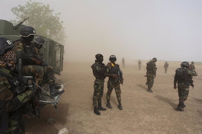 Camerún.- Secuestrados un exsecretario de Estado y 15 miembros de un equipo de fútbol en la parte anglófona de Camerún