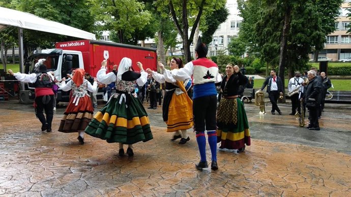 Oviedo.- Cientos de ovetenses disfrutan del Martes de Campo pese al mal tiempo