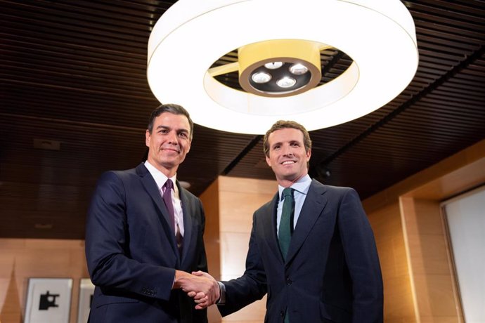 Pedro Sánchez se reúne con Pablo Casado en el Congreso