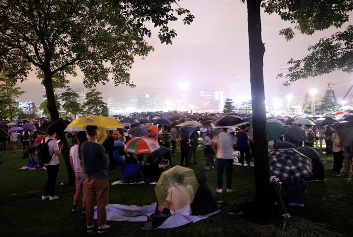 China.- Cientos de personas se concentran en Hong Kong contra la polémica reforma de la ley de extradición