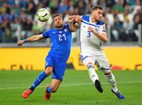 Italia mantiene el liderato tras remontar un gol de Dzeko