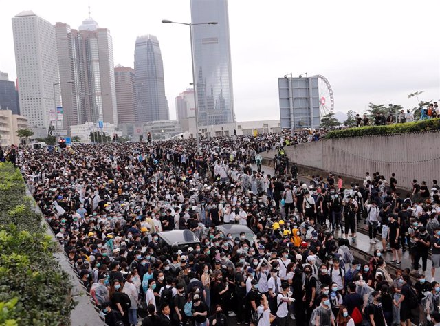 China.- Cientos de manifestantes intentan ocupar una importante carretera de Hong Kong