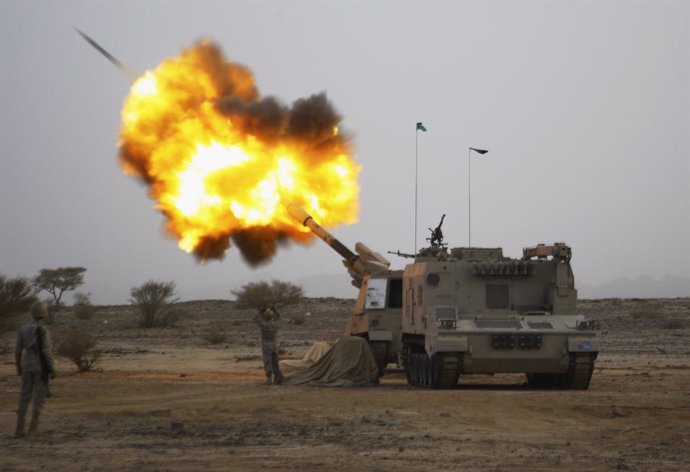 La artillería de Arabia Saudí dispara un misil en la frontera con Yemen
