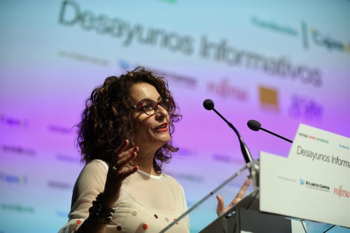 Montero anima a sindicatos y patronal a acordar un Estatuto de Trabajadores que recupere derechos tras reforma laboral