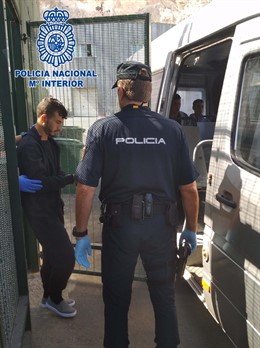Almería.-Sucesos.-Detenido el presunto patrón de una patera interceptada con nueve ciudadanos argelinos a bordo