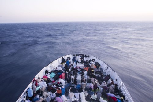 El buque Aquarius de MSF rescatado con 860 personas