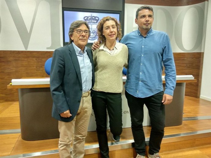 Los concejales de IU en Oviedo, Roberto Sánchez Ramos, Cristina Pontón e Iván Álvarez, en rueda de prensa