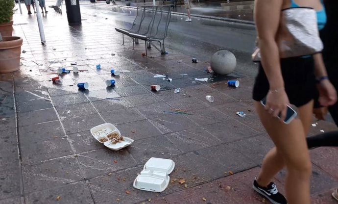Calvi 2000 i Policia Local llancen una campanya en Magaluf per evitar la brutícia dels clients dels 'takeaway'