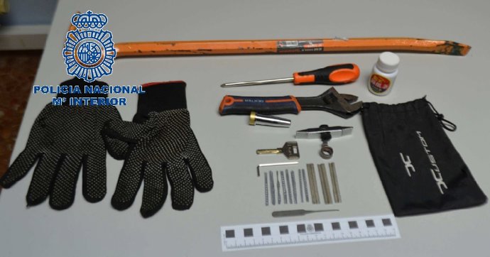 Sucesos.- La Policía identifica en Mieres a dos miembros de una banda itinerante dedicada a los robos con fuerza