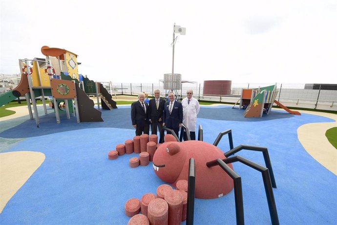 El Hospital Materno Infantil de Canarias estrena la Terraza Solidaria para hacer "más amable" la estancia de los niños