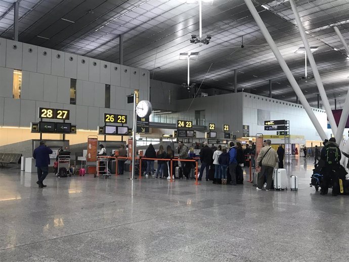 TURISMO.- Os aeroportos galegos gañaron case 50.000 pasaxeiros até maio e superan o millón e medio de usuarios