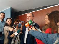 Collboni urgeix a Colau avanar en un acord que garanteixi un govern de BComú i el PSC