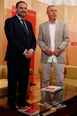 El secretario de Organización del PSOE y ministro de Fomento en funciones, José Luis Ábalos, se reúne con los líderes de los partidos regionalistas