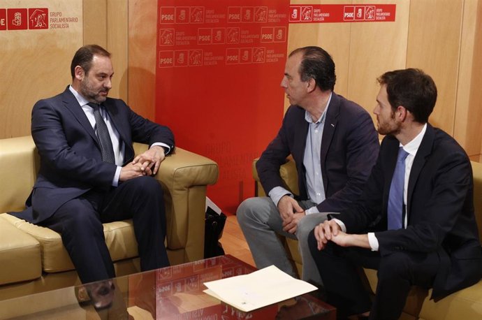 El secretario de Organización del PSOE y ministro de Fomento en funciones, José Luis Ábalos, se reúne con los líderes de los partidos regionalistas