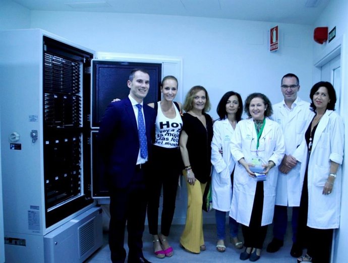 Sevilla.-El Hospital Macarena recibe un ultracongelador para su Biobanco, donación de la Fundación Sandra Ibarra