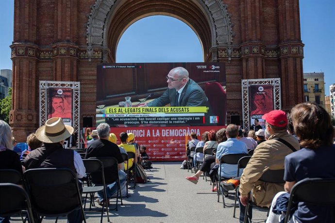 mnium Cultural habilita una pantalla gigante en el Arc de Triomf de Barcelona para seguir la última jornada del juicio del procés