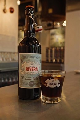 Estrella Galicia lanza el Vermut Rivera elaborado con lúpulo cascade cultivado en Galicia